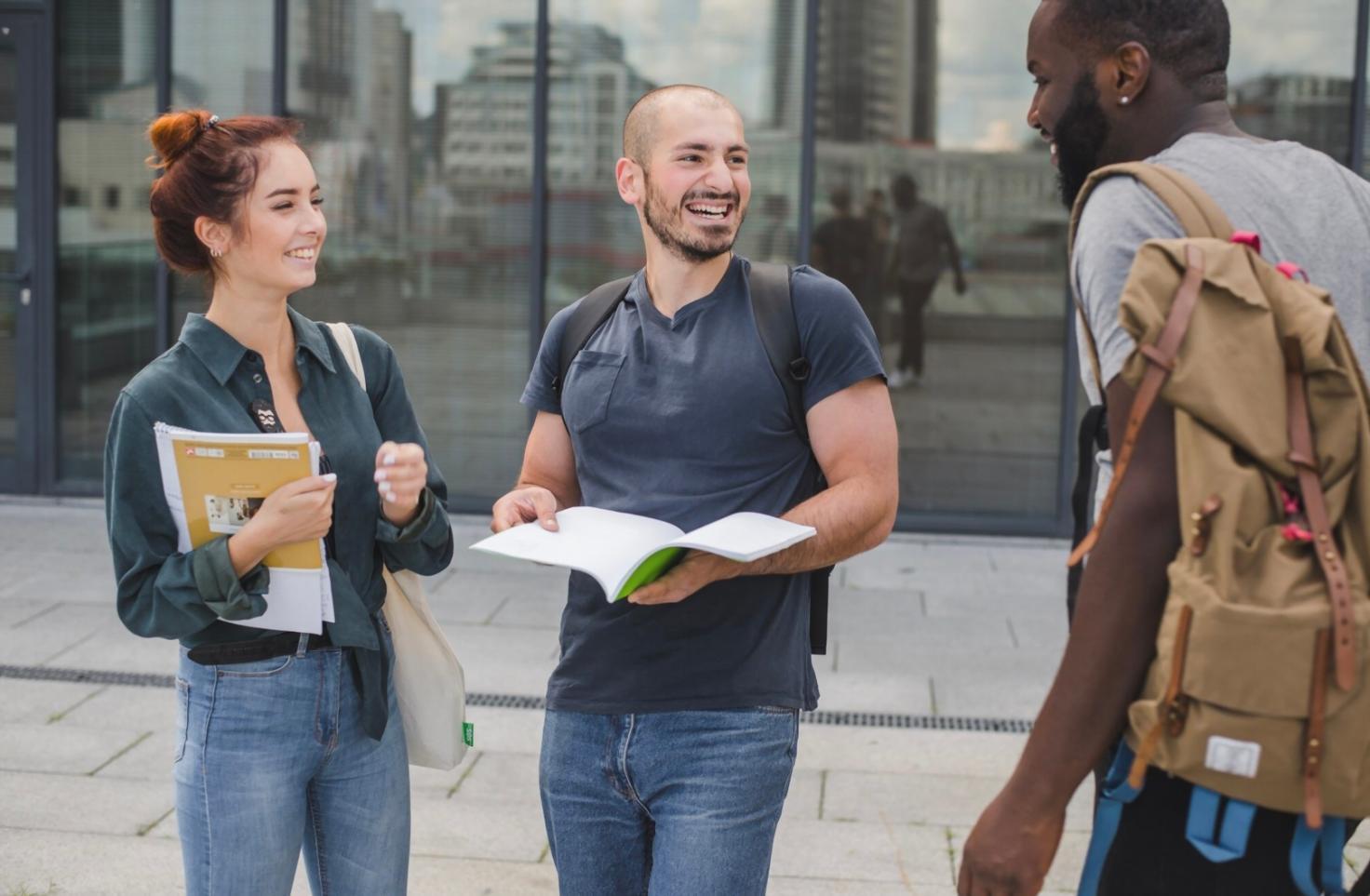 Teilnehmer bei der Arbeit mit Finanzunterlagen