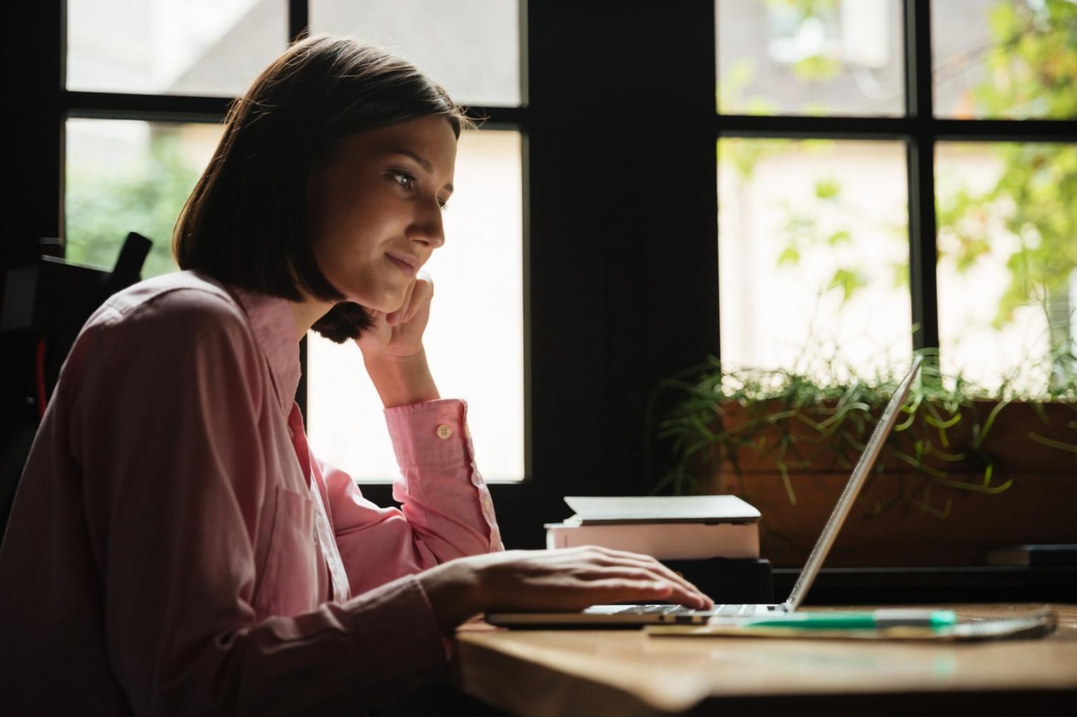 Geschäftsteam bei der Analyse von Finanzdaten und strategischer Planung