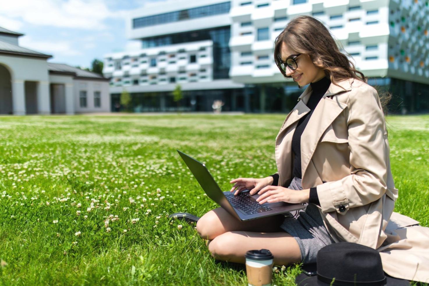 Arbeitsumgebung mit Finanzberichten und Laptop